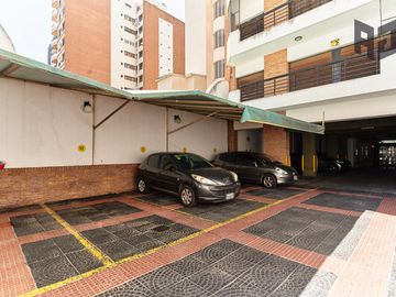 Venta espectacular piso, 5 ambientes, 2 cocheras, baulera, doble balcón y patio en Caballito