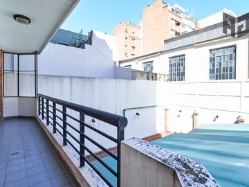 Venta espectacular piso, 5 ambientes, 2 cocheras, baulera, doble balcón y patio en Caballito