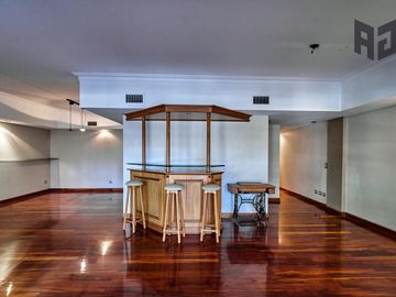 Venta espectacular piso, 5 ambientes, 2 cocheras, baulera, doble balcón y patio en Caballito