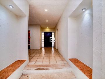 Casa con alberca en Venta en Colegios Cancún