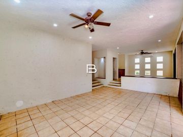 Casa con alberca en Venta en Colegios Cancún
