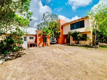 Casa con alberca en Venta en Colegios Cancún