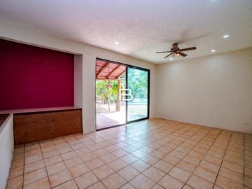 Casa con alberca en Venta en Colegios Cancún