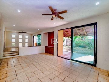 Casa con alberca en Venta en Colegios Cancún