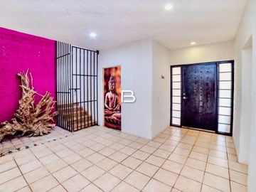 Casa con alberca en Venta en Colegios Cancún