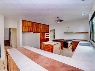 Casa con alberca en Venta en Colegios Cancún