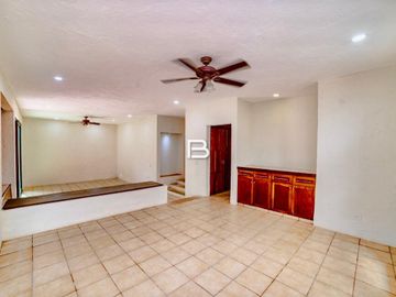 Casa con alberca en Venta en Colegios Cancún