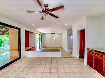 Casa con alberca en Venta en Colegios Cancún