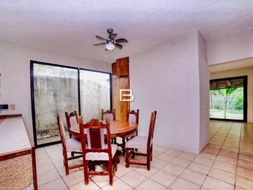 Casa con alberca en Venta en Colegios Cancún