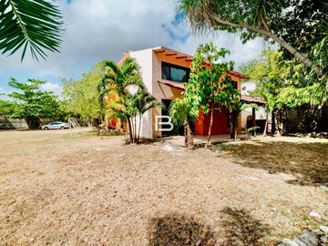 Casa con alberca en Venta en Colegios Cancún