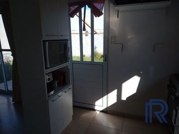 Casa en alquiler temporario c/ cochera en Villa Duprat