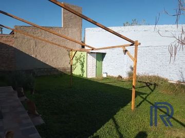 Casa en alquiler temporario c/ cochera en Villa Duprat