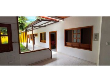 En Venta Casa Colonial con Local  160 m2 en Guaduas Cund.