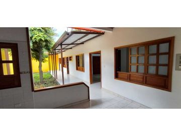En Venta Casa Colonial con Local  160 m2 en Guaduas Cund.