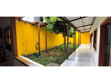 En Venta Casa Colonial con Local  160 m2 en Guaduas Cund.