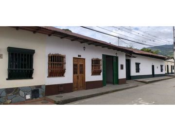 En Venta Casa Colonial con Local  160 m2 en Guaduas Cund.