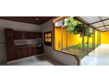 En Venta Casa Colonial con Local  160 m2 en Guaduas Cund.