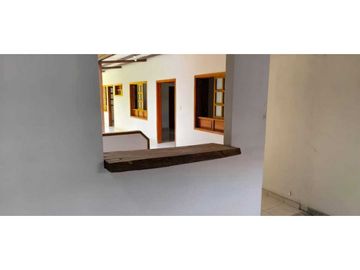 En Venta Casa Colonial con Local  160 m2 en Guaduas Cund.
