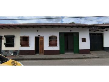 En Venta Casa Colonial con Local  160 m2 en Guaduas Cund.