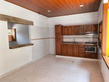 En Venta Casa Colonial con Local  160 m2 en Guaduas Cund.