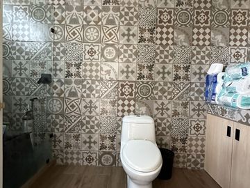 CASA DE UN SOLO NIVEL CON ALBERCA, VILLAS DEL MESON