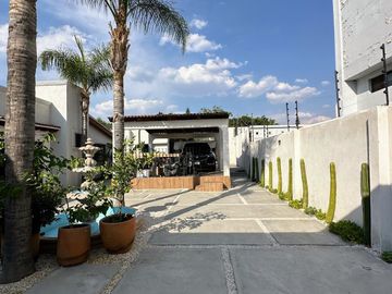 CASA DE UN SOLO NIVEL CON ALBERCA, VILLAS DEL MESON