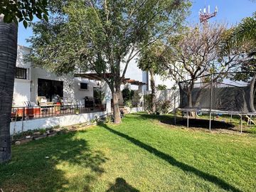 CASA DE UN SOLO NIVEL CON ALBERCA, VILLAS DEL MESON