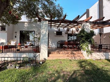 CASA DE UN SOLO NIVEL CON ALBERCA, VILLAS DEL MESON
