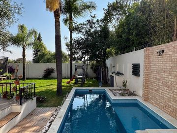 CASA DE UN SOLO NIVEL CON ALBERCA, VILLAS DEL MESON