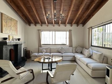 CASA DE UN SOLO NIVEL CON ALBERCA, VILLAS DEL MESON