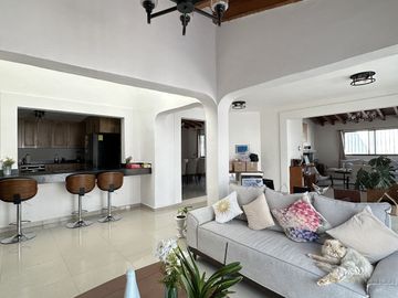 CASA DE UN SOLO NIVEL CON ALBERCA, VILLAS DEL MESON