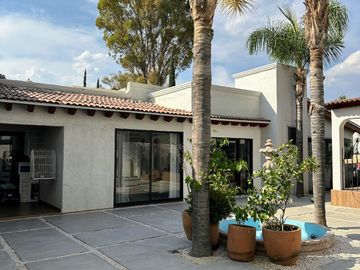 CASA DE UN SOLO NIVEL CON ALBERCA, VILLAS DEL MESON