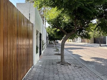 CASA DE UN SOLO NIVEL CON ALBERCA, VILLAS DEL MESON