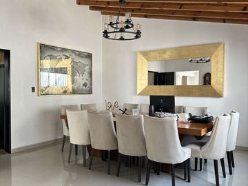 CASA DE UN SOLO NIVEL CON ALBERCA, VILLAS DEL MESON