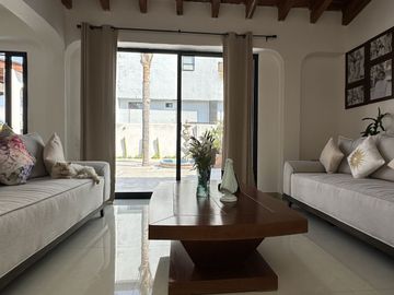 CASA DE UN SOLO NIVEL CON ALBERCA, VILLAS DEL MESON