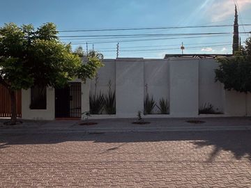 CASA DE UN SOLO NIVEL CON ALBERCA, VILLAS DEL MESON