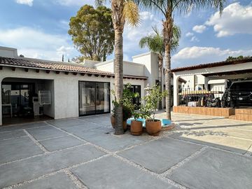 CASA DE UN SOLO NIVEL CON ALBERCA, VILLAS DEL MESON