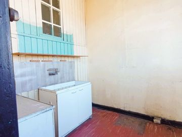 Casa Antigua, calle valparaíso,  C.Baron. Buen terreno