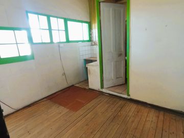 Casa Antigua, calle valparaíso,  C.Baron. Buen terreno
