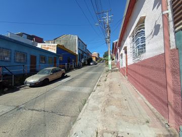 Casa Antigua, calle valparaíso,  C.Baron. Buen terreno
