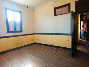 Casa Antigua, calle valparaíso,  C.Baron. Buen terreno