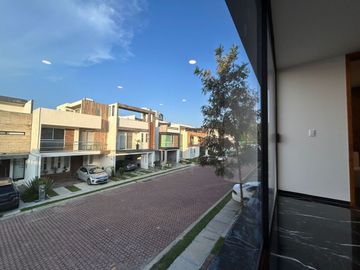 VENTA DE CASA EN LA ANTIGUA CEMENTERA 5 HABITACIONES, FAMILY ROOM, ROOF GARDEN