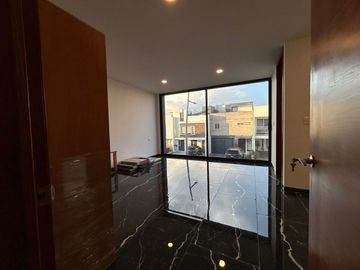VENTA DE CASA EN LA ANTIGUA CEMENTERA 5 HABITACIONES, FAMILY ROOM, ROOF GARDEN