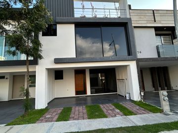 VENTA DE CASA EN LA ANTIGUA CEMENTERA 5 HABITACIONES, FAMILY ROOM, ROOF GARDEN
