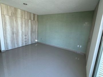Hermosa casa en venta con excedente de terreno