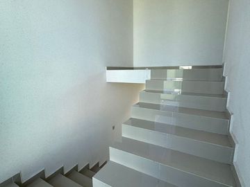 Hermosa casa en venta con excedente de terreno