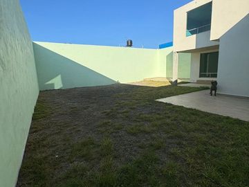 Hermosa casa en venta con excedente de terreno