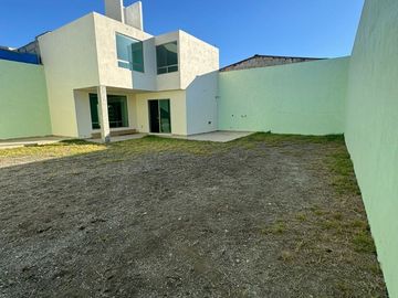 Hermosa casa en venta con excedente de terreno