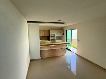 Hermosa casa en venta con excedente de terreno