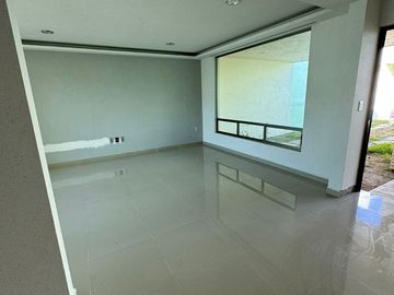 Hermosa casa en venta con excedente de terreno